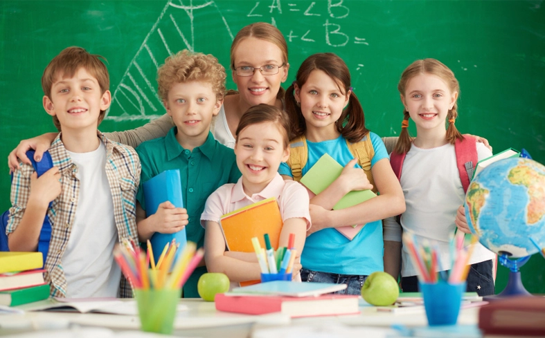 Enfant organisant son bureau avec des cahiers pour préparer sereinement la rentrée scolaire.